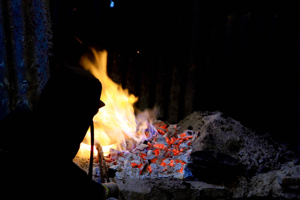 Кузнечный огонь в кузнице, где изготавливают железные инструменты
 - Фото, изображение