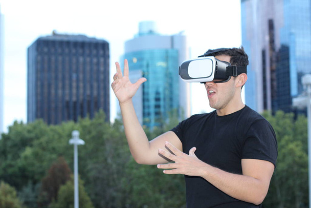 Mies käyttää virtuaalitodellisuus lasit kaupungissa
 - Valokuva, kuva