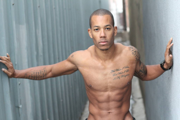 close-up portrait of handsome young shirtless African american man on street - Foto, Imagem
