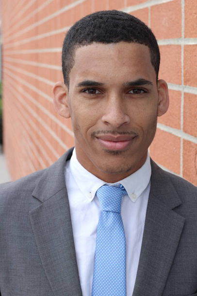 ritratto ravvicinato di un bel giovane uomo d'affari afro-americano davanti al muro di mattoni
 - Foto, immagini