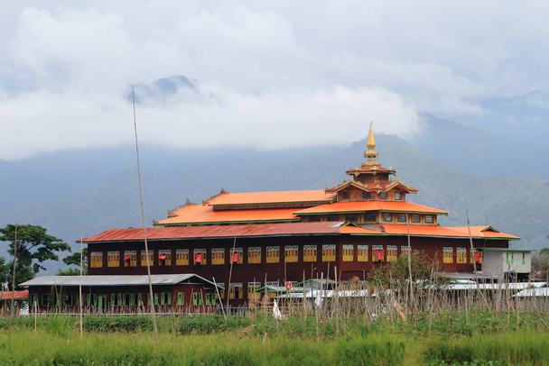 インレー湖ミャンマーで木製のビルマ仏教僧院 - 写真・画像