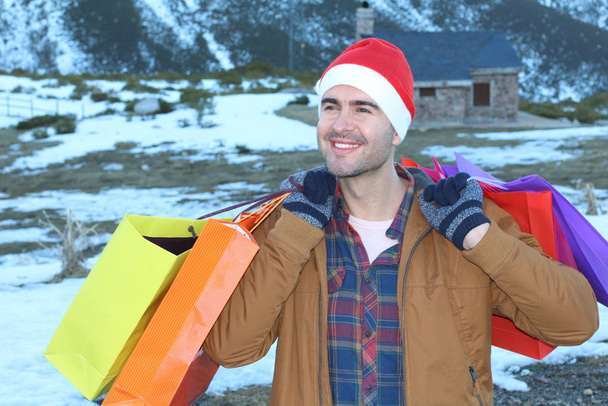 Bello uomo etnico con regali di shopping per i suoi cari - Foto, immagini