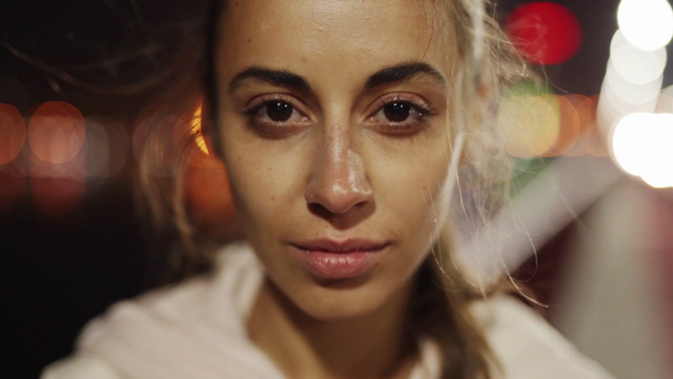 Close-up van mooie droevige jonge vrouw wandelen buiten nacht stad, slow motion voorraad beeldmateriaal - Video