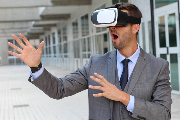 Empresario con gafas de realidad virtual - Foto, Imagen