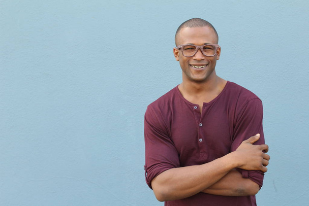 close-up retrato de belo jovem afro-americano homem na frente da parede azul
 - Foto, Imagem