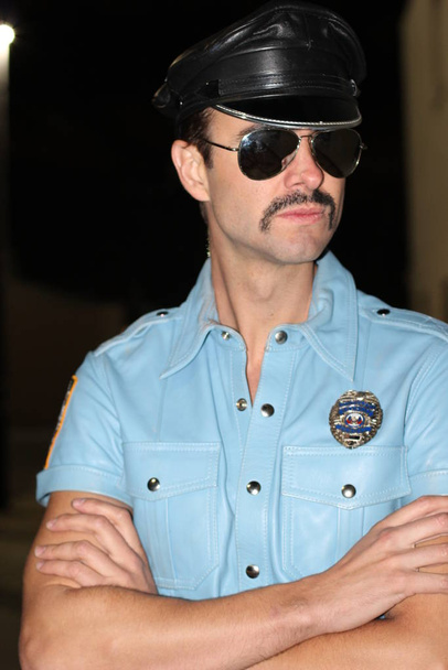 Portret policjanta z wąsami i okularami na zewnątrz - Zdjęcie, obraz