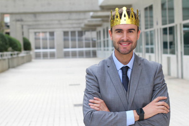 Hombre de negocios feliz con una corona en el espacio de oficina
 - Foto, Imagen