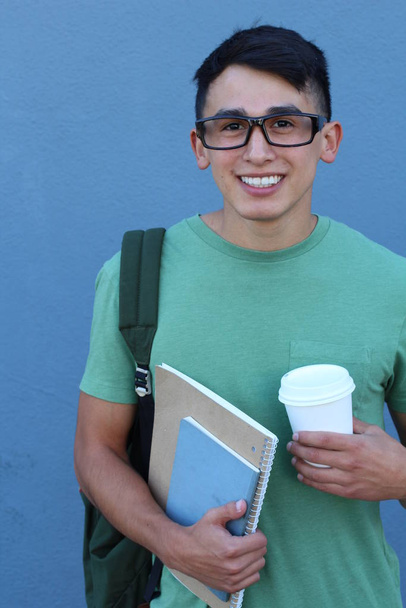primer plano retrato de joven estudiante guapo con mochila en frente de la pared azul
 - Foto, imagen