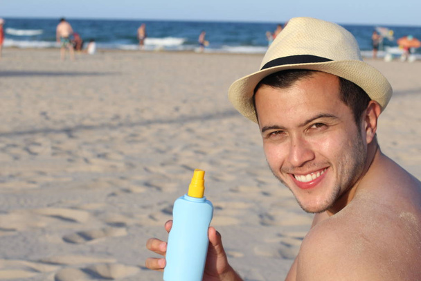 Hombre protegiendo su piel contra el sol
 - Foto, Imagen