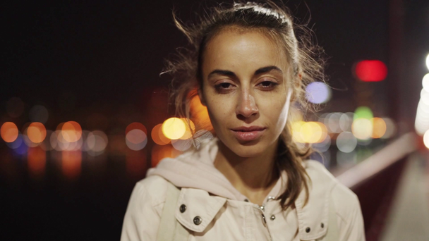 Lähikuva kaunis surullinen nuori nainen kävely ulkona yö kaupunki, hidastettuna varastossa kuvamateriaalia
 - Materiaali, video