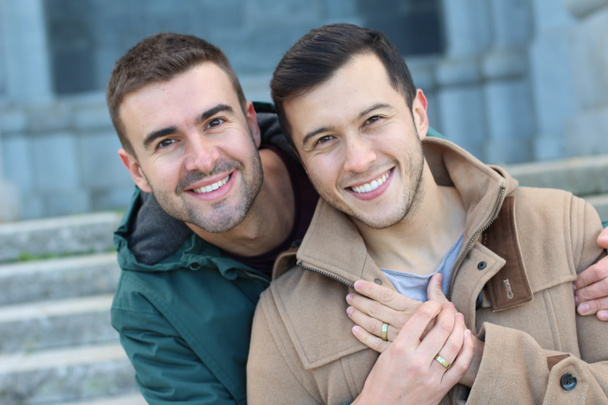 Гомосексуальная пара на открытом воздухе с копировальным пространством
 - Фото, изображение