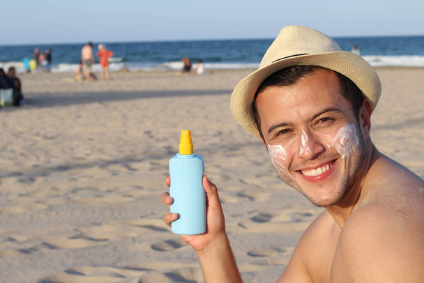 L'uomo protegge la sua pelle dal sole
 - Foto, immagini