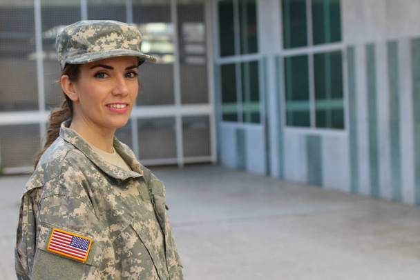 Militar feminino sorrindo com espaço de cópia
 - Foto, Imagem