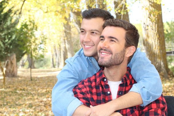 Pareja gay disfrutando del parque en otoño
 - Foto, Imagen