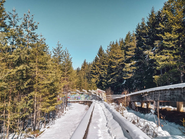 Pista di bob abbandonata a Sarajevo durante l'inverno, coperta di neve e circondata da boschi sempreverdi
 - Foto, immagini