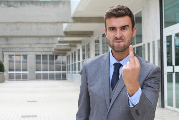 Moody uomo d'affari mostrando un dito medio
 - Foto, immagini