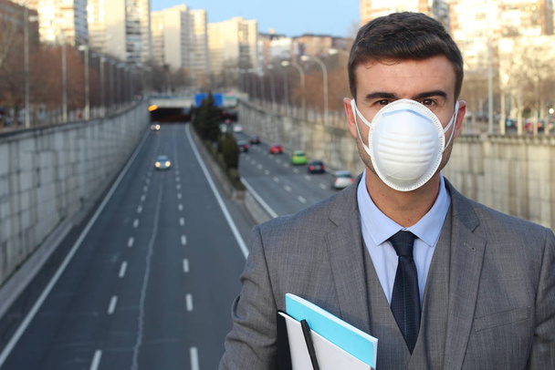 Empresário vestindo uma máscara de respiração
 - Foto, Imagem