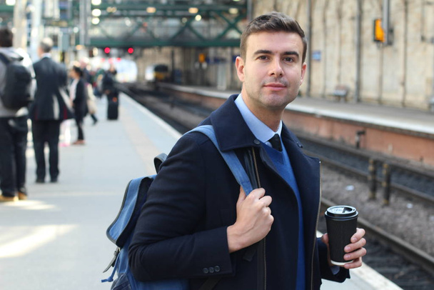 Бизнесмен гуляет на ретро вокзале
 - Фото, изображение