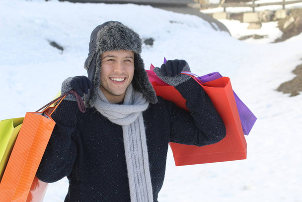 Bonito homem étnico com presentes de compras para seus entes queridos - Foto, Imagem