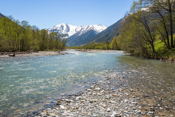 Axout River con agua turquesa transparente. Montañas del Cáucaso
 - Foto, Imagen