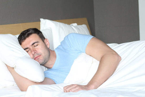 Etnikai ember mélyen aludt kényelmes ágyban - Fotó, kép