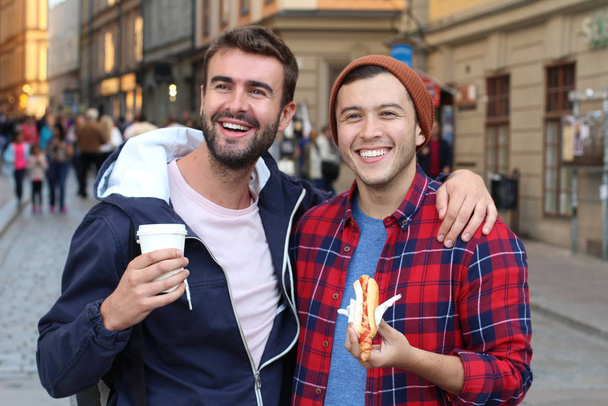 Hermosa pareja homosexual paseando por las calles de la ciudad
 - Foto, Imagen