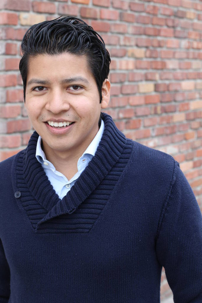 close-up portret van knappe jonge Latino man in casual kleding op straat - Foto, afbeelding