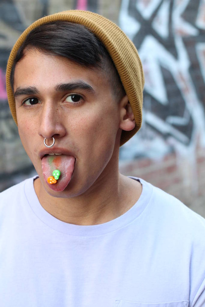Головний знімок портрет хлопчика-підлітка брюнетки з висунутим язиком
  - Фото, зображення