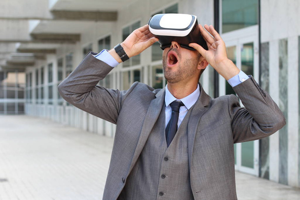 Üzletember virtuális valóság szemüveget használ - Fotó, kép