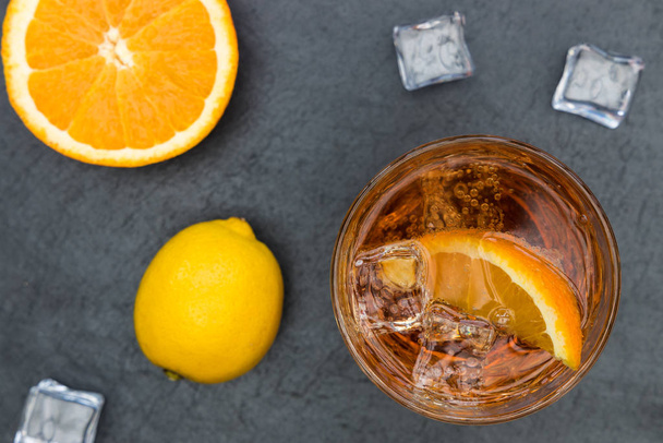 Bebida de cóctel naranja spritz italiano en vaso con tapa de hielo
 - Foto, Imagen