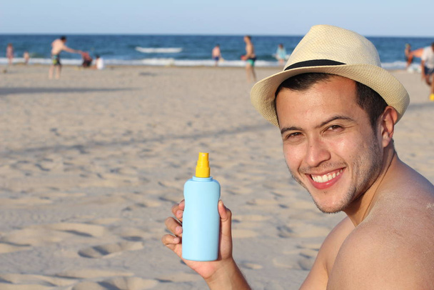Hombre protegiendo su piel contra el sol
 - Foto, Imagen