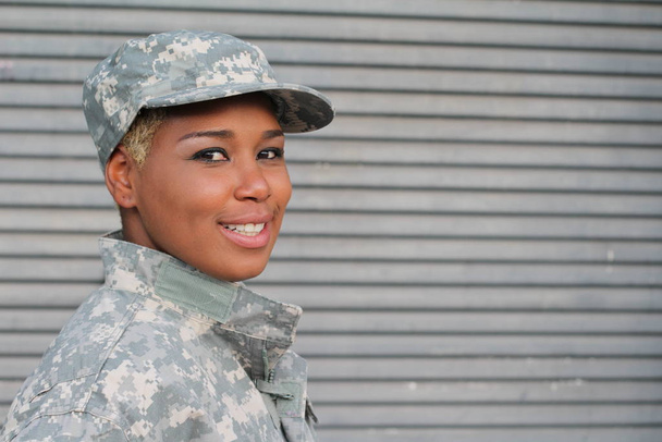 Afroamerikanische Soldatin steht tagsüber draußen - Foto, Bild