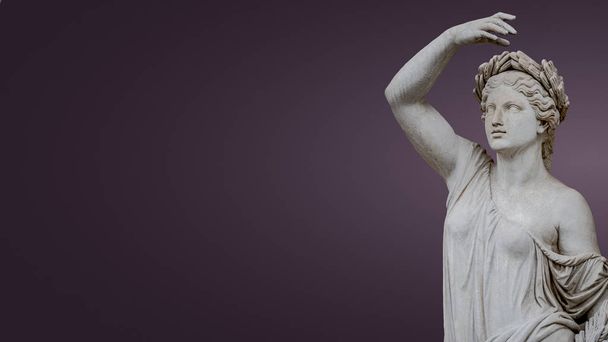 Antigua estatua de la sensual mujer renacentista italiana con lon
 - Foto, Imagen