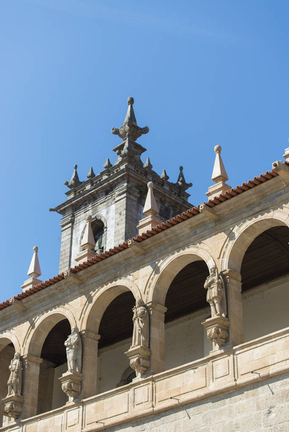 Amarante, Portugal - 3 september 2017: Kerk van het uitgestorven Dominicaans klooster van So Gonzalo de Amarante, nu de Moeder Kerk van Amarante, Nationaal Monument sinds 1910. - Foto, afbeelding