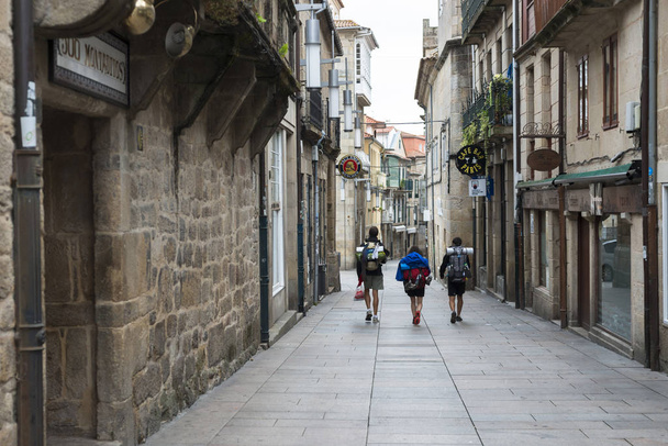 PONTEVEDRA, SPAIN - SEPTEMBER 9, 2017: Pilgrims of the Camino de Santiago, walk through one of the streets of the historic center of the city. - Fotografie, Obrázek