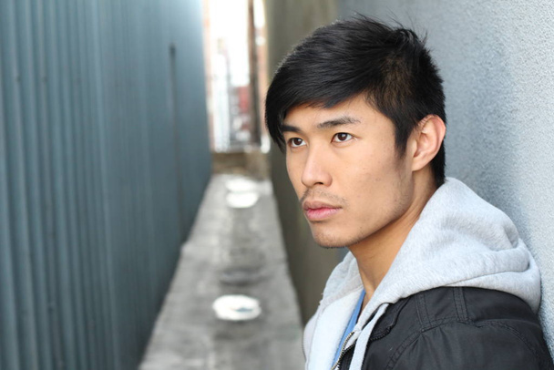 close-up portret van knappe jonge aziatische man op straat - Foto, afbeelding