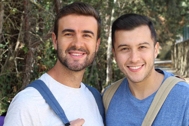 Couple gay profitant d'une randonnée de jour
 - Photo, image