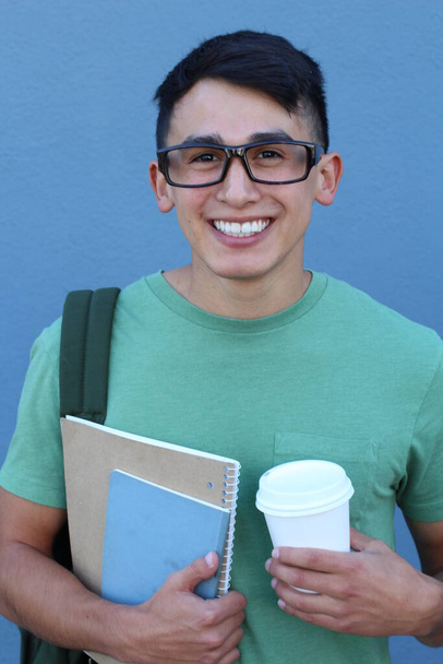 крупним планом портрет красивого молодого студента з рюкзаком перед синьою стіною
 - Фото, зображення