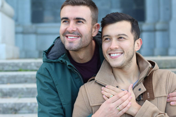 Гомосексуальна пара на відкритому повітрі з місцем для копіювання
 - Фото, зображення