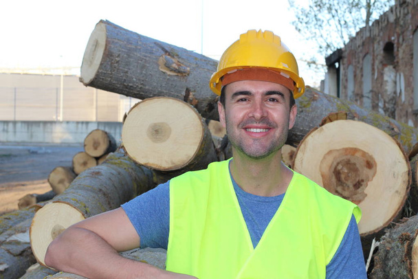 Lumberjack orgulloso después de cortar un montón de árboles
 - Foto, Imagen