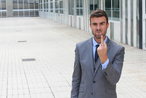 Moody üzletember mutatja a középső ujját - Fotó, kép