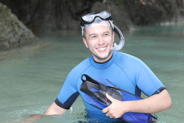 Diver smiling in ocean cavern - Foto, Imagen
