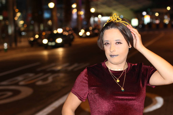Porträt einer Transgender-Frau in Krone in der Nacht auf der Stadtstraße - Foto, Bild