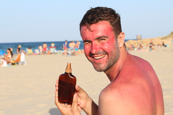 Человек обгорает на пляже
 - Фото, изображение