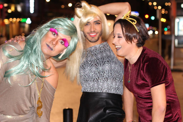 muotokuva transsukupuolisten naisten ystäviä kaupungin kadulla yöllä - Valokuva, kuva