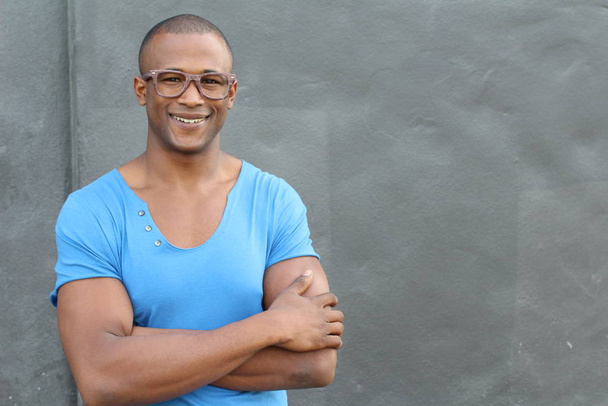 közeli kép jóképű fiatal afro-amerikai férfi kék pólóban az utcán - Fotó, kép