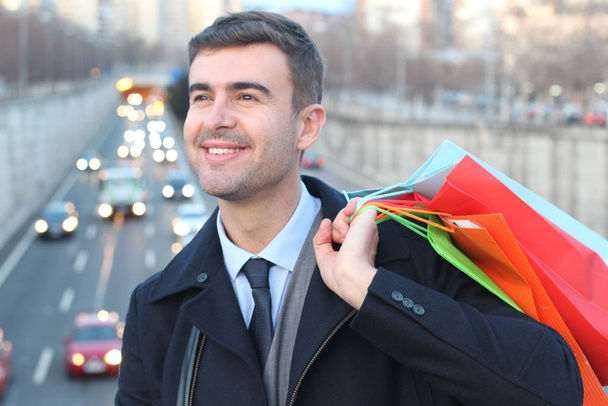 Hombre guapo sosteniendo bolsas de la ciudad
 - Foto, imagen