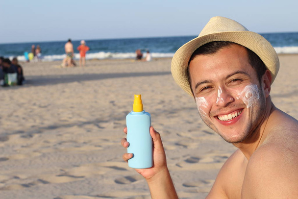 Muž chránící svou kůži před sluncem - Fotografie, Obrázek