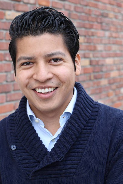 close-up portret van knappe jonge Latino man in casual kleding op straat - Foto, afbeelding