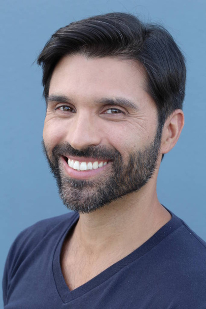 Портрет улыбающегося мужчины с белыми зубами
 - Фото, изображение